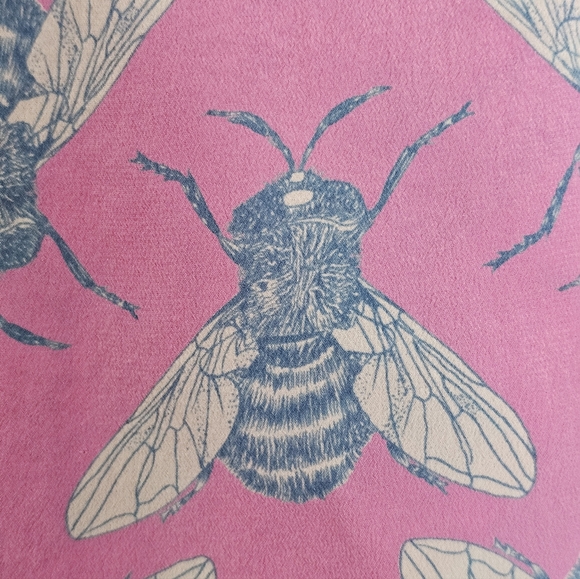 Leifnotes 100% Silk V Neck Pink Tank Top with Blue Bee Print Small Preowned - Picture 7 of 9